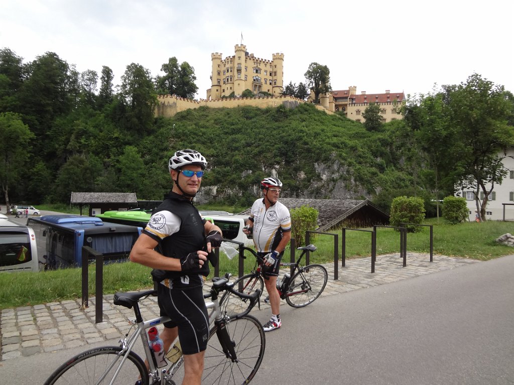 Peter und Reinhard vor Schloss Hohen-Schwangau.jpg